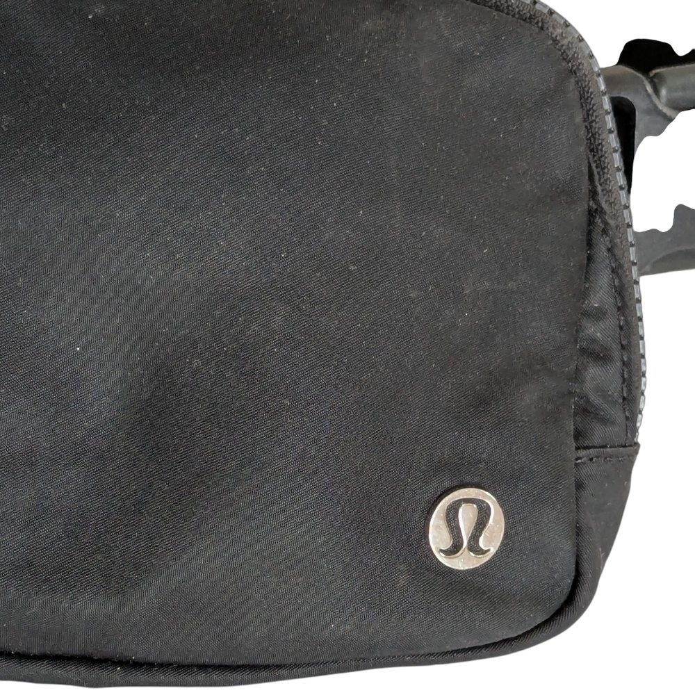 Lululemon Everywhere Belt Bag pre owned EUC - Picture 3 of 9
